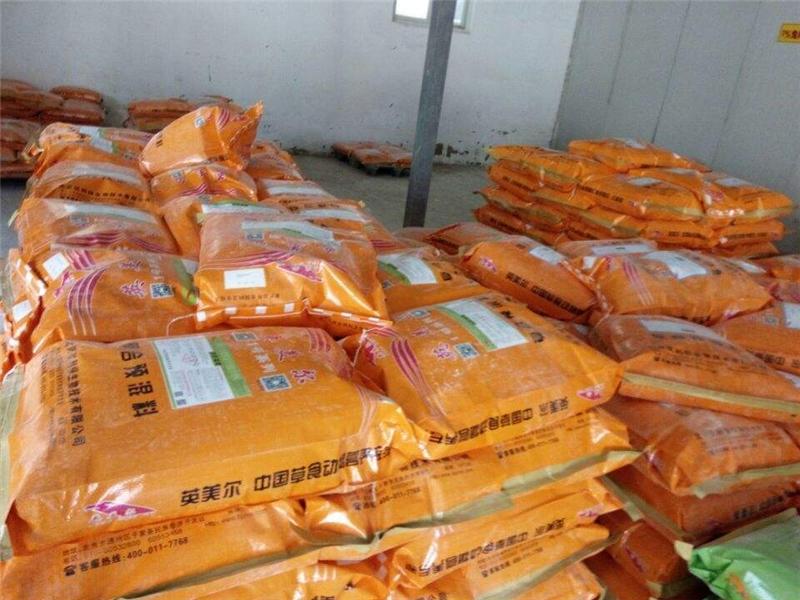 2、育肥牛應(yīng)該喂什么飼料？育肥牛應(yīng)該喂什么飼料才能長得快
